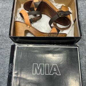 MIA Two-Tone Brown and Tan Wood Platform Sandals with Buckle Strap RB0123